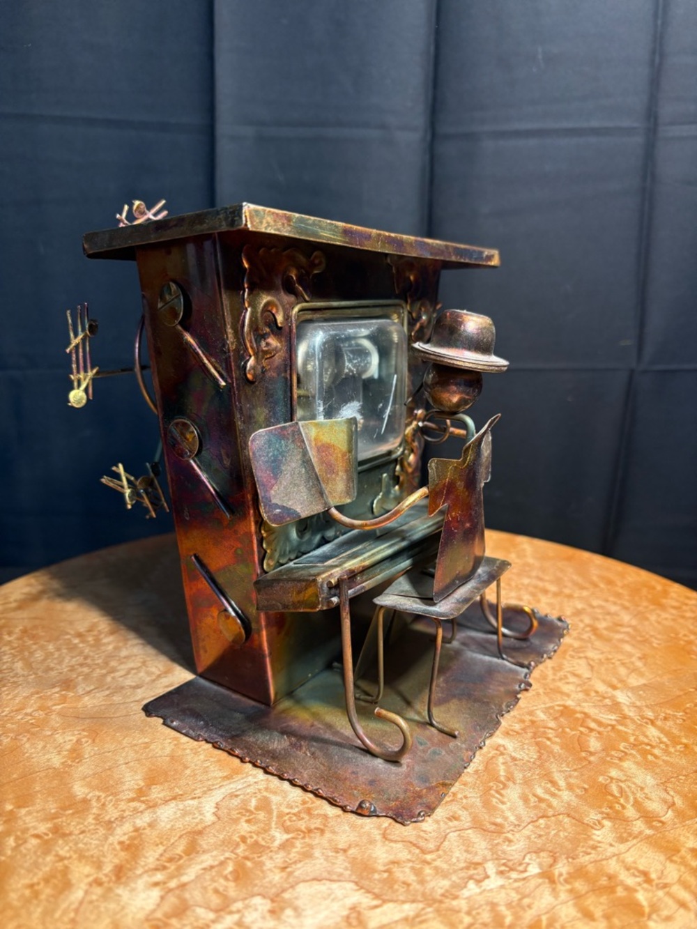 Vtg 70s cooper and Tin “piano man” music box. Plays “The Entertainer” (the sting